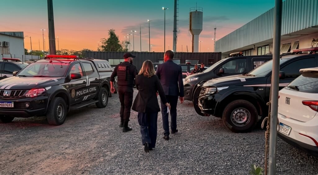Advogado e advogada são levados à delegacia após uísque ser encontrado na PCE