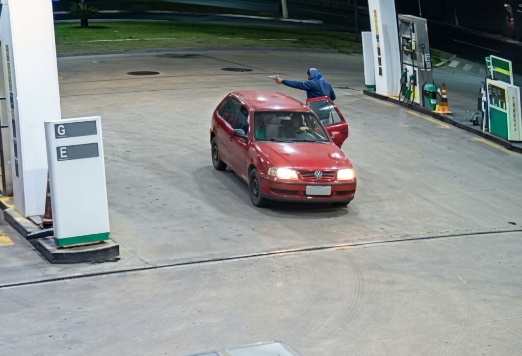 Câmeras registram assalto a posto em Cuiabá; dois suspeitos são presos