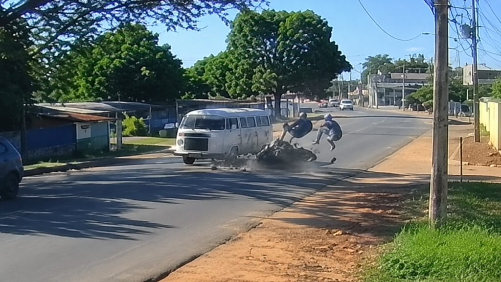 Vídeo mostra acidente com moto e Kombi em Várzea Grande; motorista foge após simular estar armado