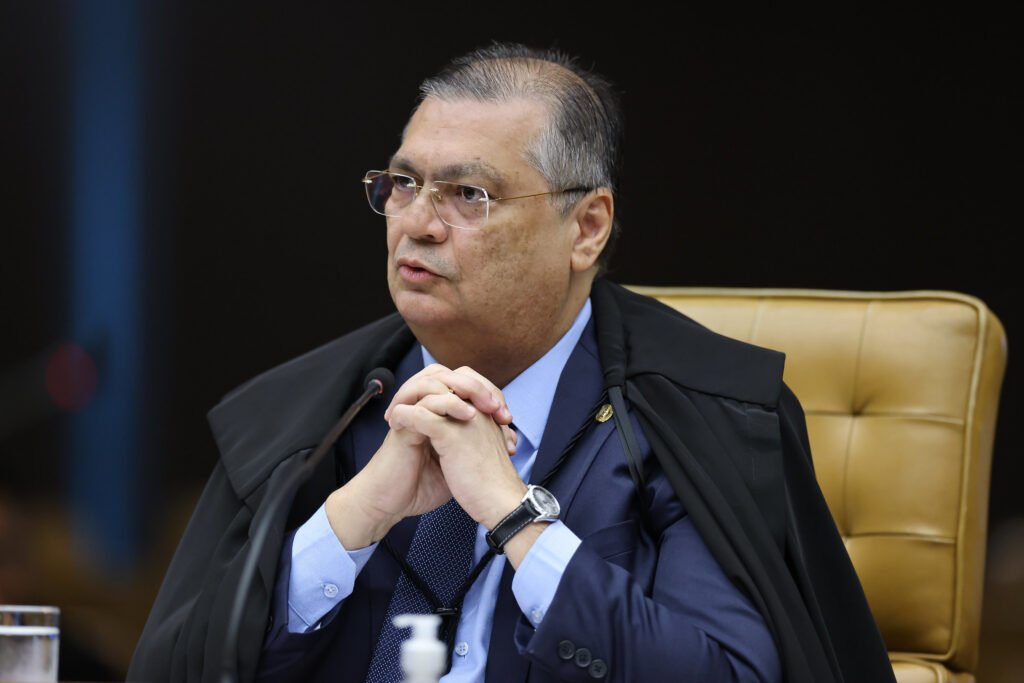 Dino diverge de Fachin e vota para unir julgamentos de Moraes e Mendonça