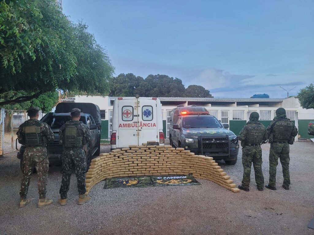 Gefron apreende ambulância com 216 tabletes de skunk avaliados em R$ 648 mil