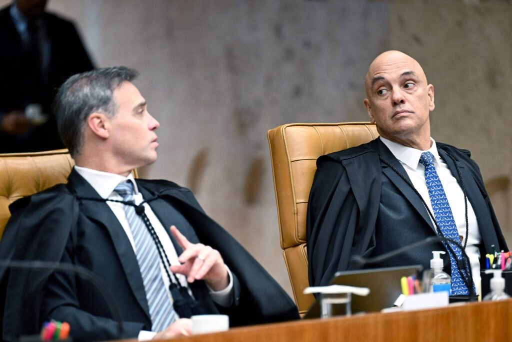 Moraes vota por juntar casos e Mendonça defende separação; placar vai a 4 a 2