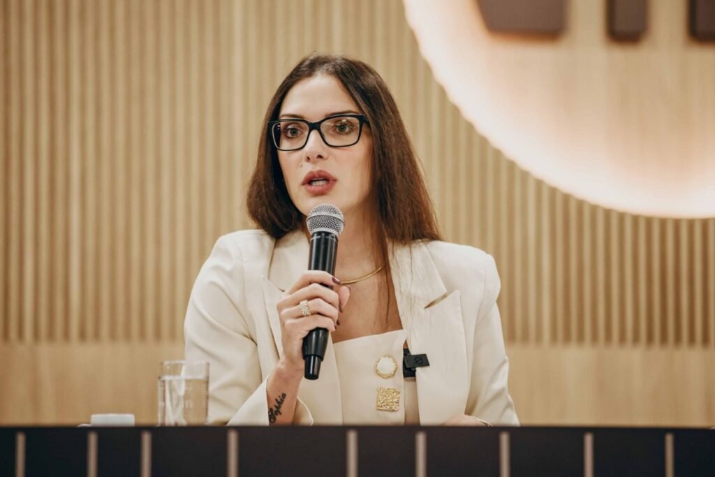Janaina Riva usa melancia para ironizar José Medeiros após áudios sobre STF