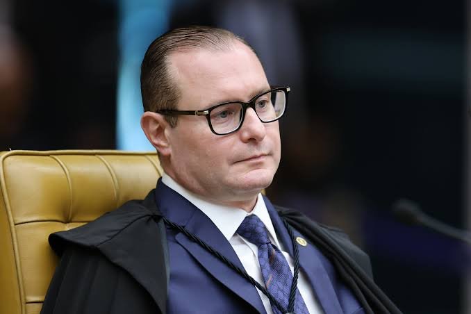 Zanin acompanha Dino e Gilmar e vota para unir casos de Moraes e Mendonça