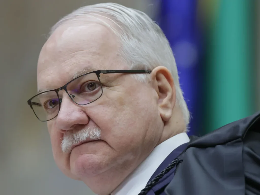 Fachin vota contra juntar casos de Moraes e Mendonça e mantém relatoria no STF