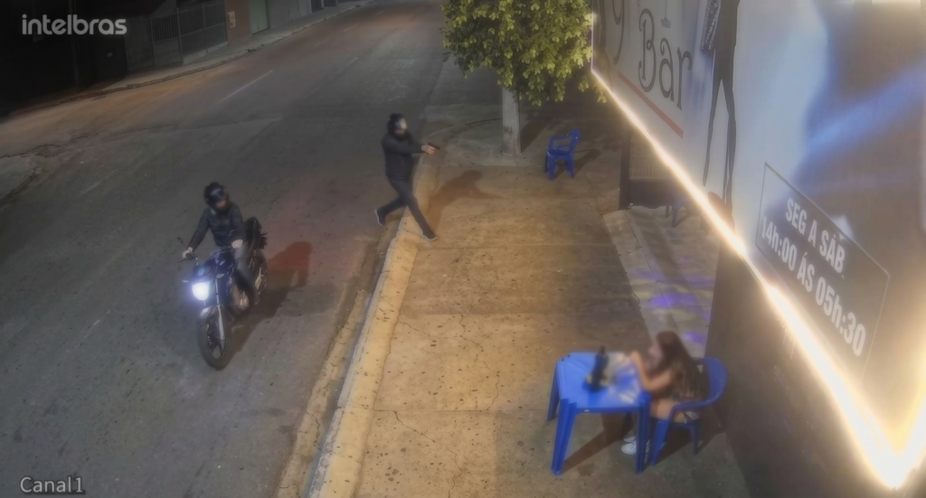 Vídeo mostra mulher de 29 anos sendo baleada nas costas em ataque em Pontes e Lacerda