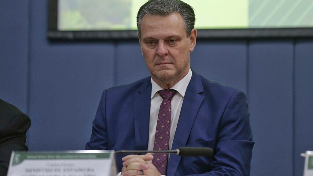 Fávaro leva à PF denúncia de suposto monitoramento ilegal de candidatos