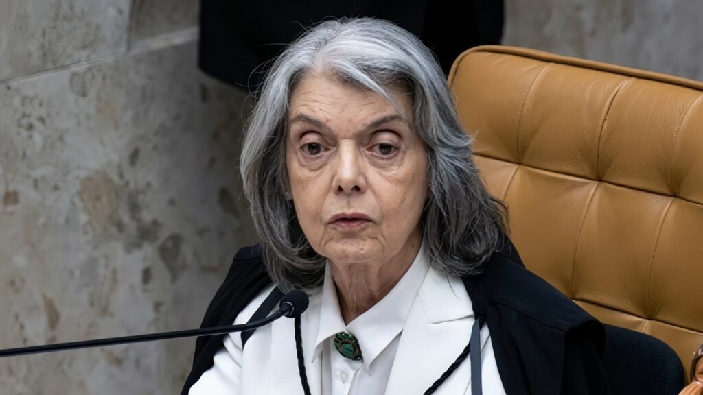 Cármen Lúcia diz estar “envergonhada” e pede desculpas ao Brasil por crise no STF