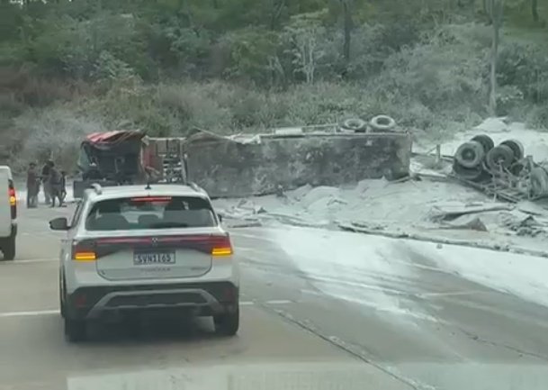 Batida entre duas carretas interdita Serra de São Vicente no sentido Cuiabá