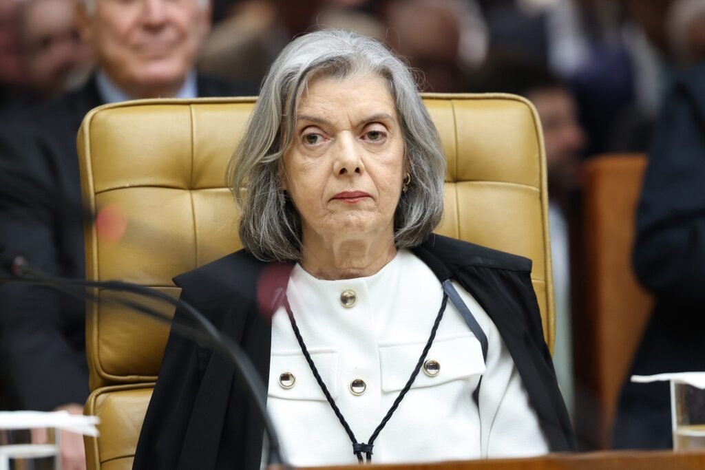 Cármen Lúcia vota contra juntar casos e empata placar no STF