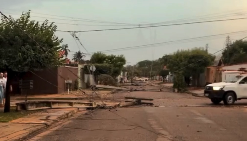 Temporal derruba postes e arranca telhados em Cáceres e Alta Floresta; 19 mil pontos ficam sem energia