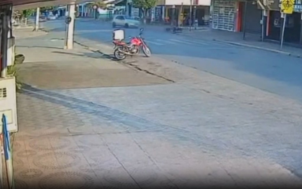 Vídeo mostra momento em que carro atinge moto e motociclista de 18 anos morre no Pedra 90