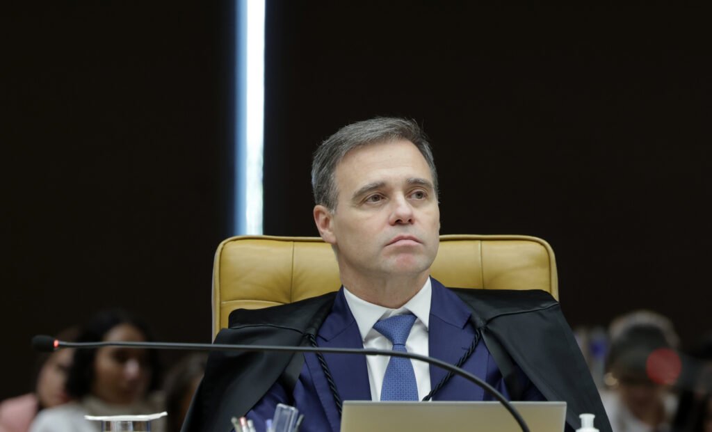 Mendonça afasta diretor-geral da PF e acusa inteligência de monitorá-lo ilegalmente