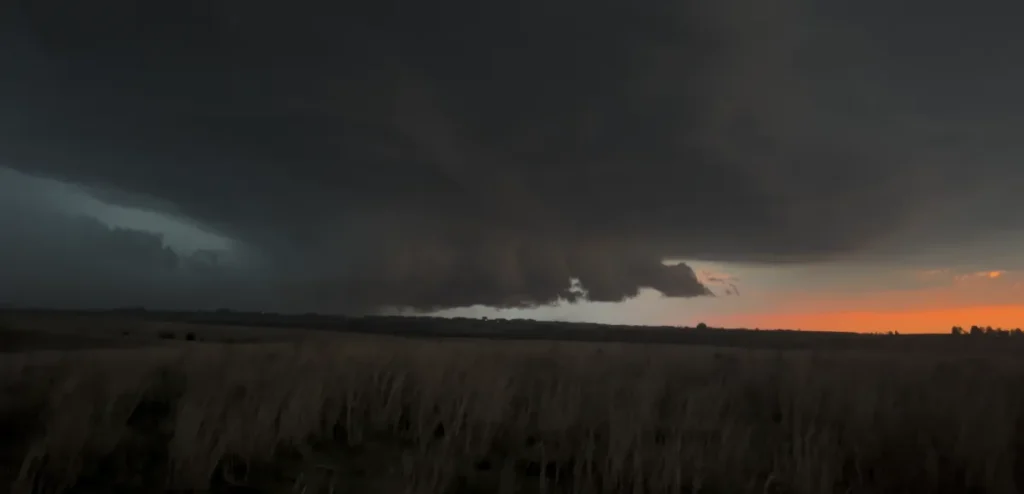 Supercélula é registrada durante temporal em Alegrete; veja vídeo