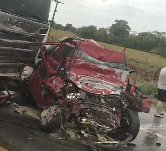 Duas pessoas morrem em colisão frontal entre Strada e carreta na BR-364, em Rosário Oeste
