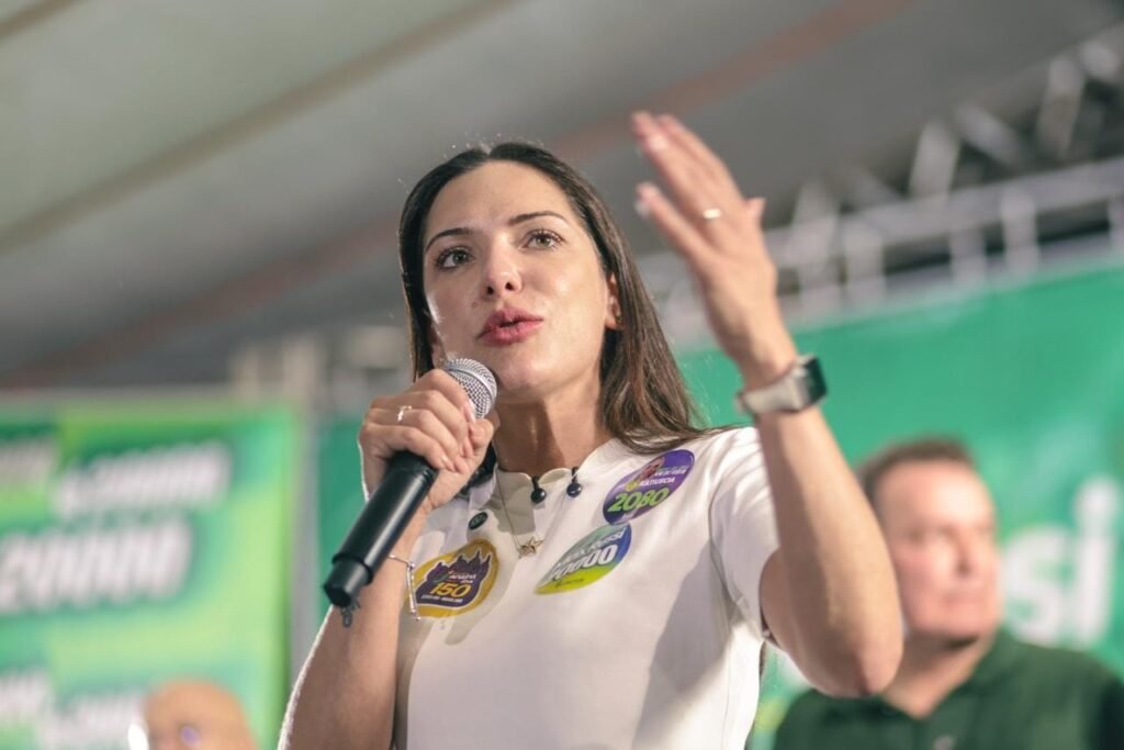 “Max Russi seria governador se dependesse de mim”, diz Janaina Riva em palanque