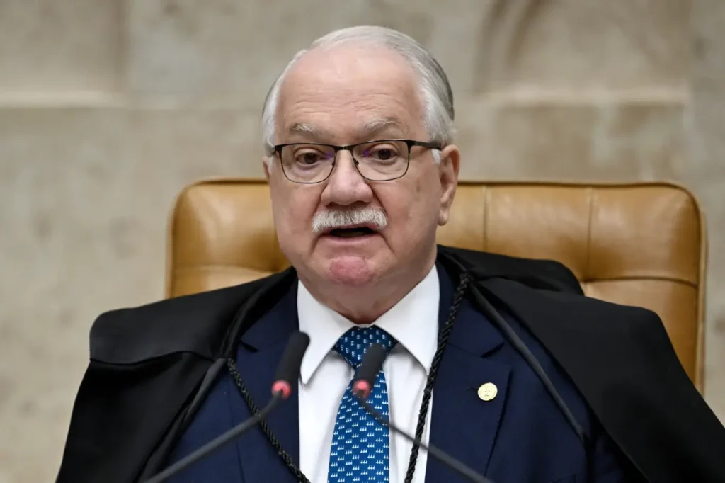 “A capa de Vossa Excelência é igual à minha”, diz Dino a Fachin durante sessão do STF