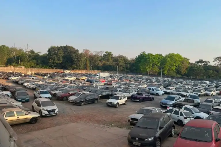 Leilão em Cuiabá reúne 633 lotes e permite retirada de veículos sem taxas